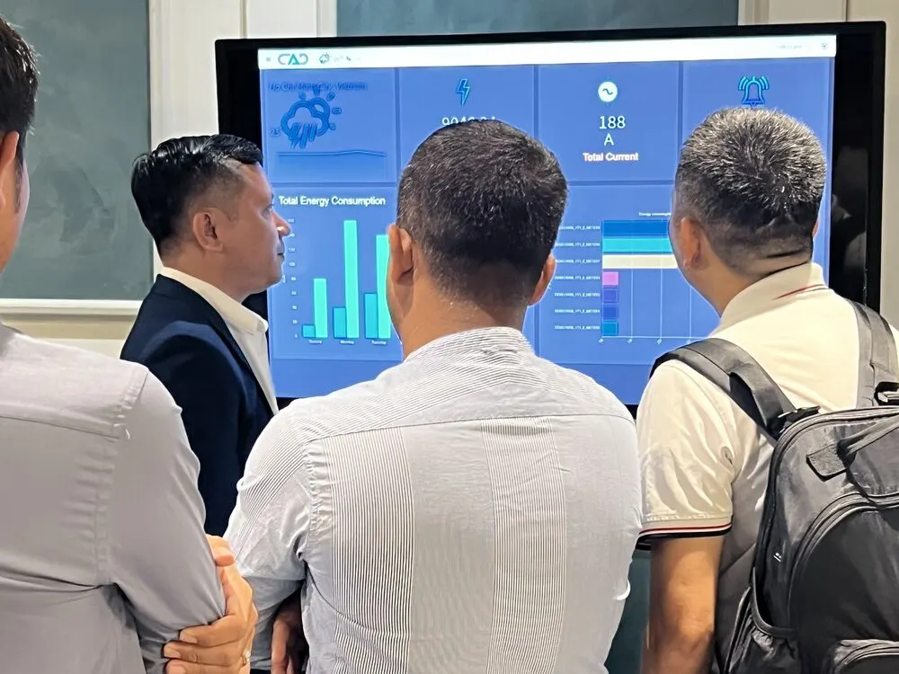 Khách của CAD xem demo giao diện BMS tại hội thảo