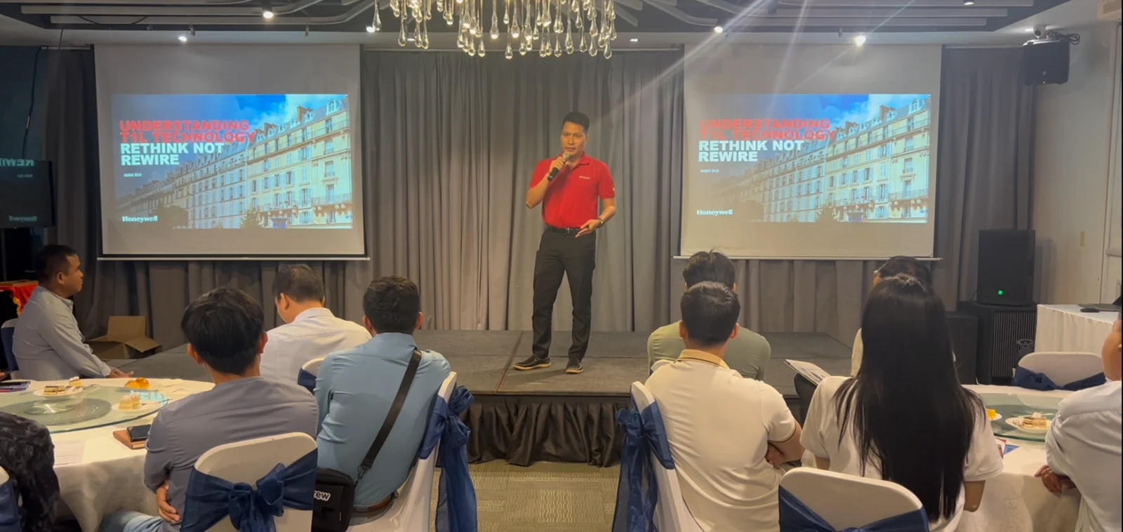Ông Ninh, đại diện Honeywell, trình bày tại hội thảo