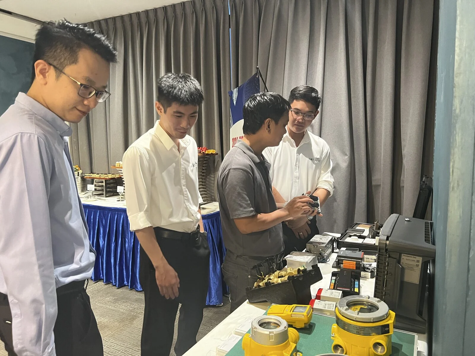 Nhân viên CAD giới thiệu sản phẩm cho khách mời tại hội thảo