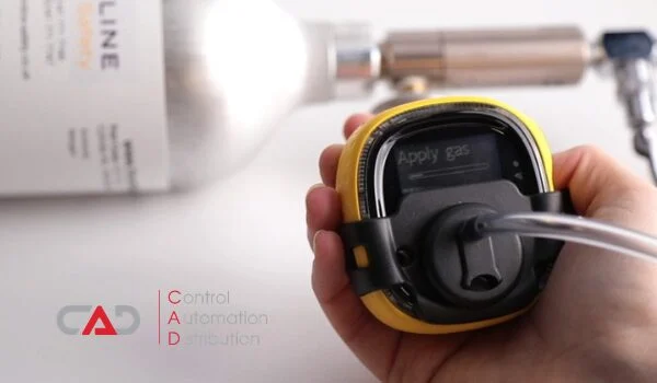 Engineer carrying out a risk assessment to choose gas detection equipment in a plant