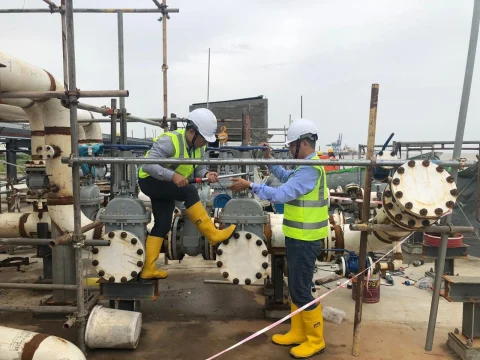 Kỹ sư CAD kiểm tra van tại kho xăng dầu Denko Thilawa