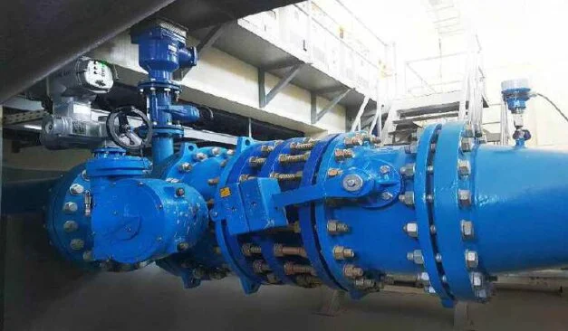 Van điều khiển màu xanh lắp trên đường ống nước