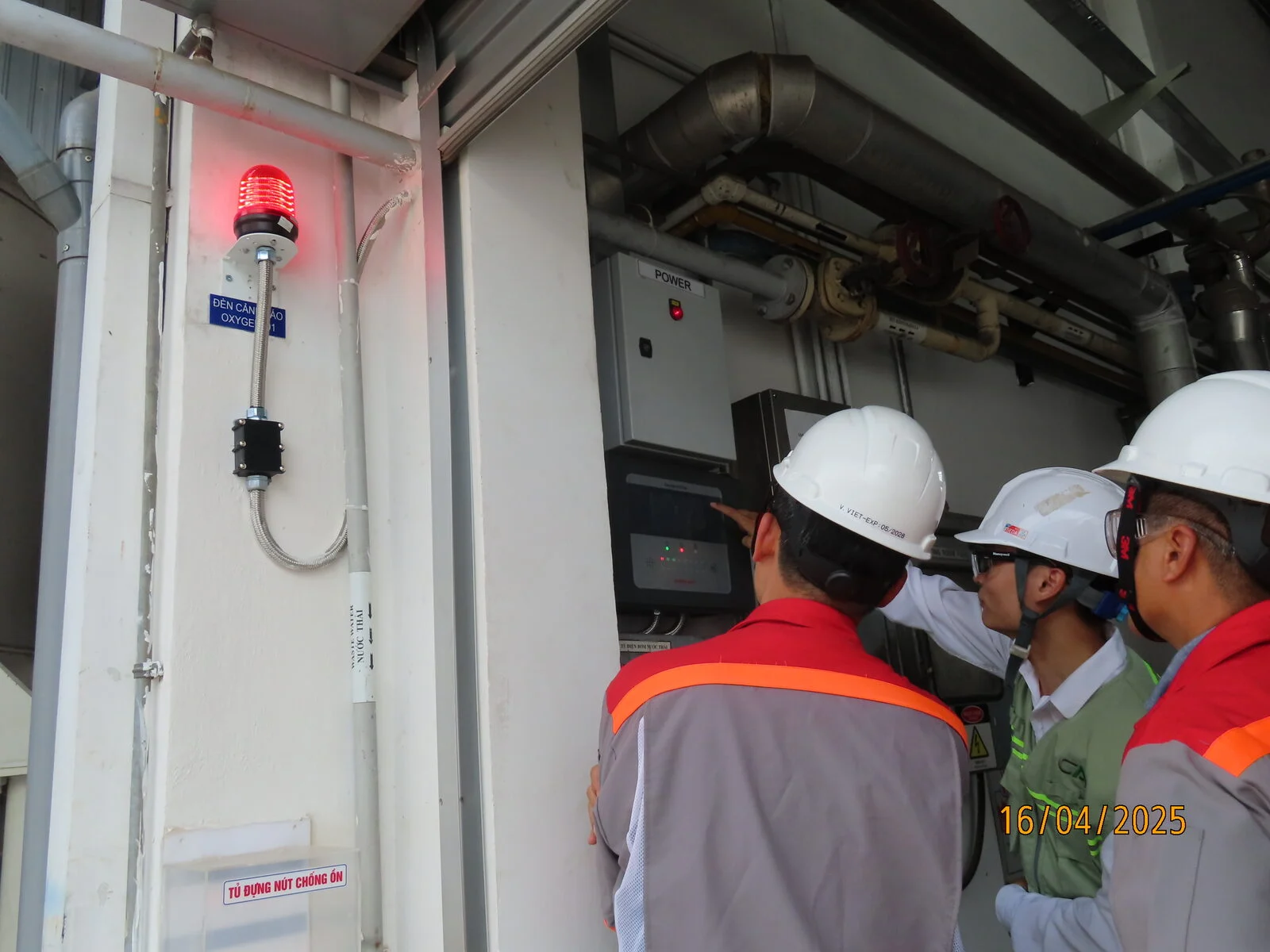 Cảm biến đo khí XCL lắp đặt tại khu vực sản xuất hóa chất