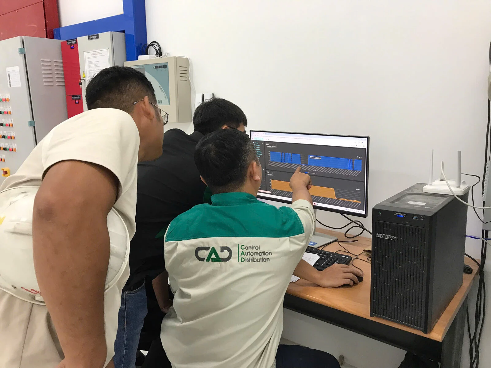 Đội ngũ kỹ thuật CAD đào tạo vận hành hệ thống BMS và EMS
